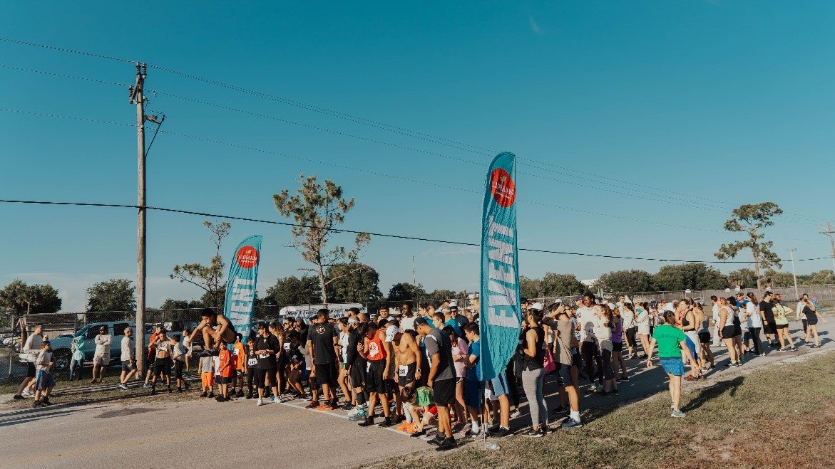 Runners lined up at Lipman’s 2019 Run for Backpacks.
